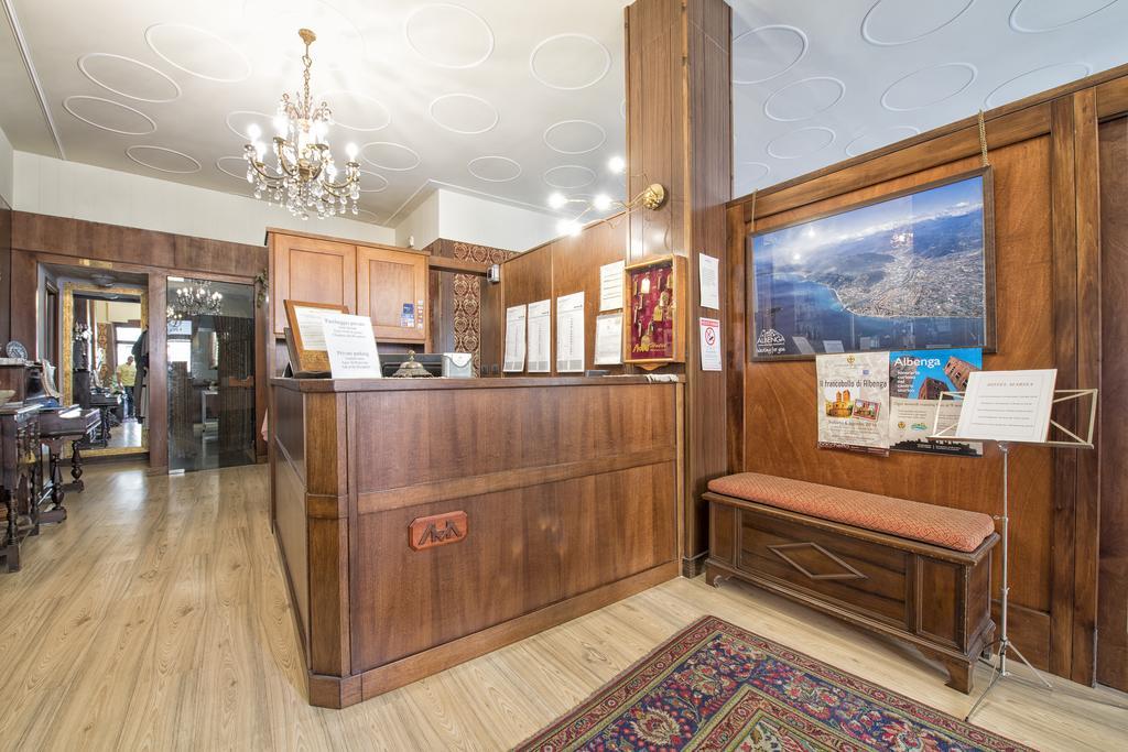 Hotel Marisa Альбенга Экстерьер фото