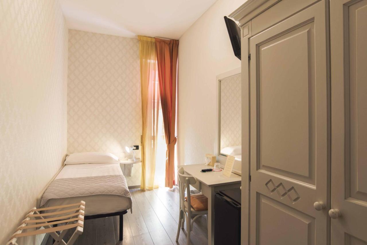 Hotel Marisa Альбенга Экстерьер фото