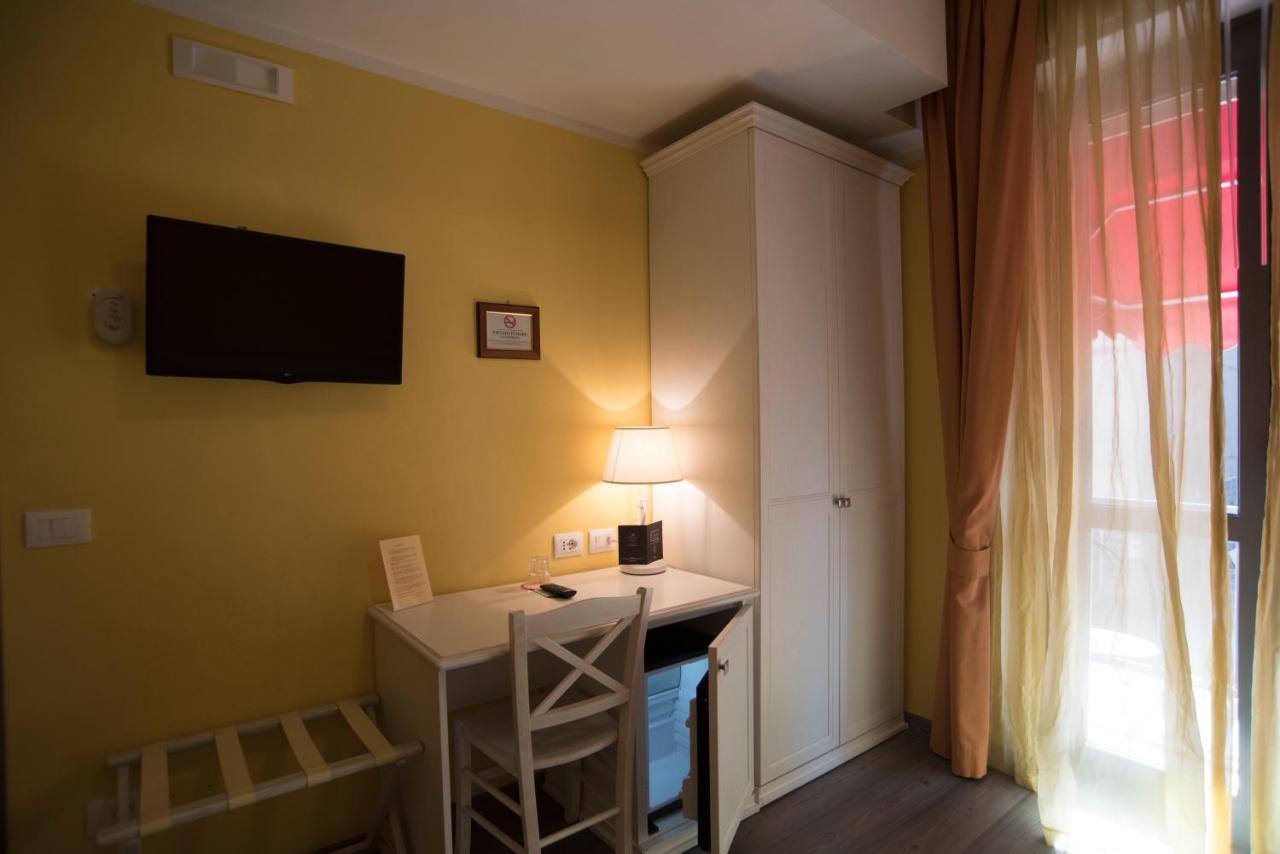 Hotel Marisa Альбенга Экстерьер фото