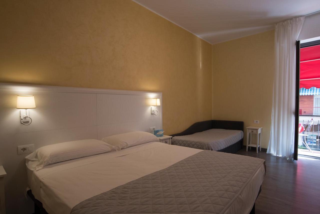 Hotel Marisa Альбенга Экстерьер фото